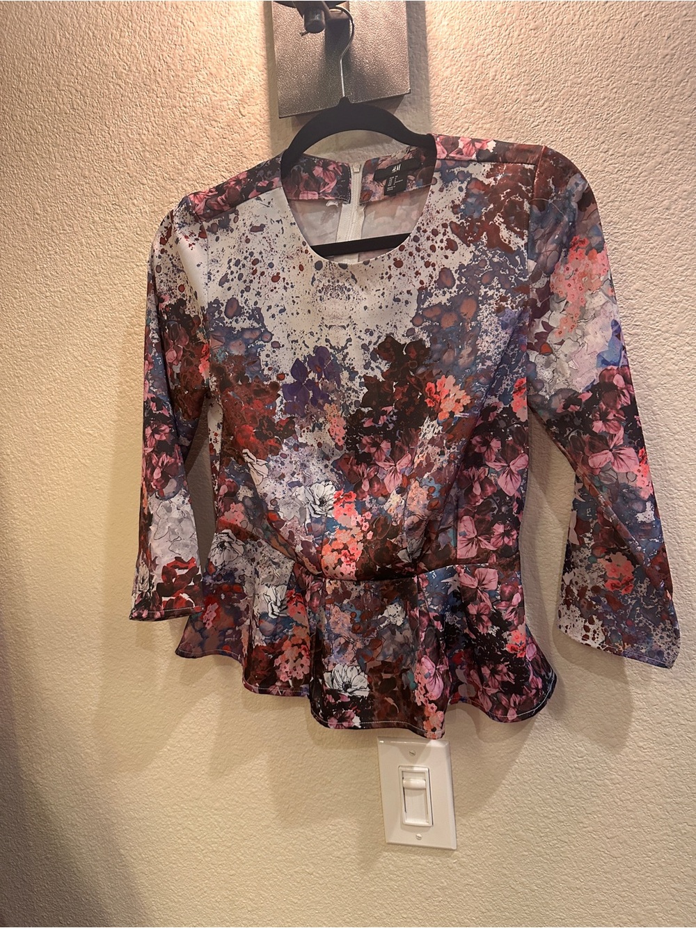 2/$10 or 3/$12 ❤️ H&M Multicolor Floral Blouse